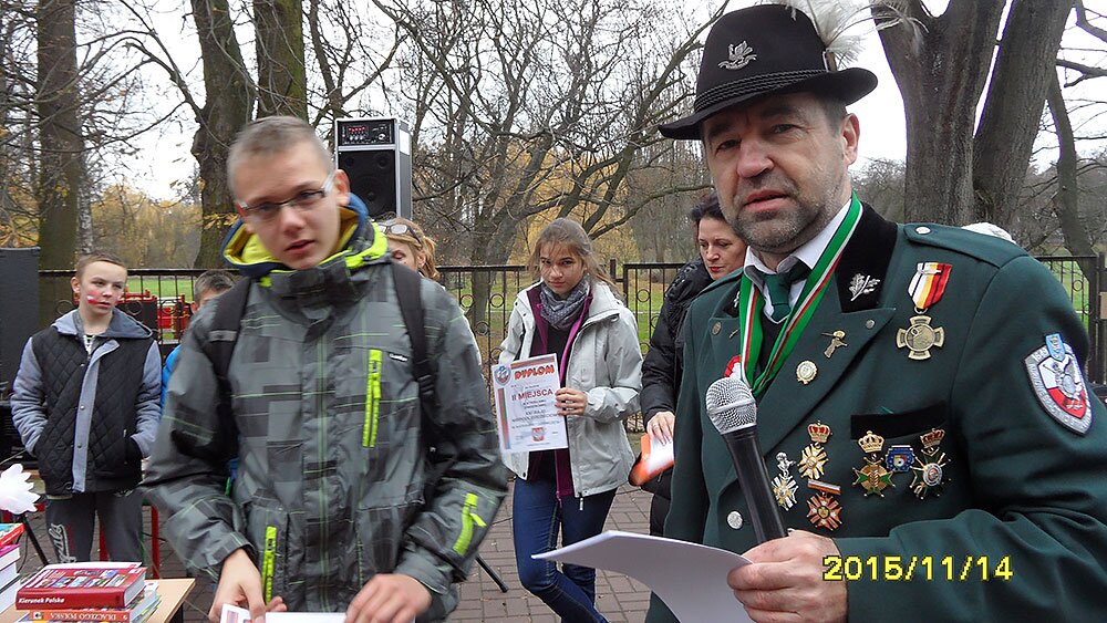 Bracia Kurkowi z młodzieżą  w czasie zakończenia XXI Rajdu Niepodleglościowego w Szamotułach