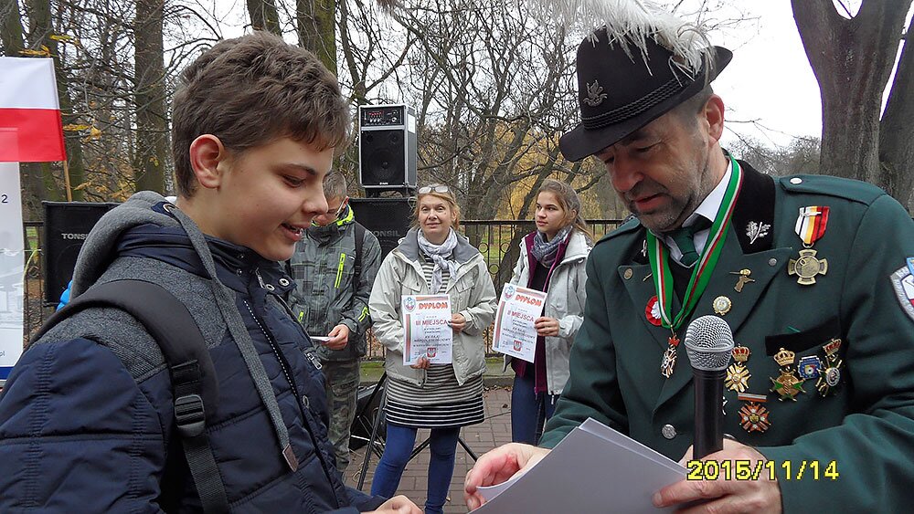 Bracia Kurkowi z młodzieżą  w czasie zakończenia XXI Rajdu Niepodleglościowego w Szamotułach